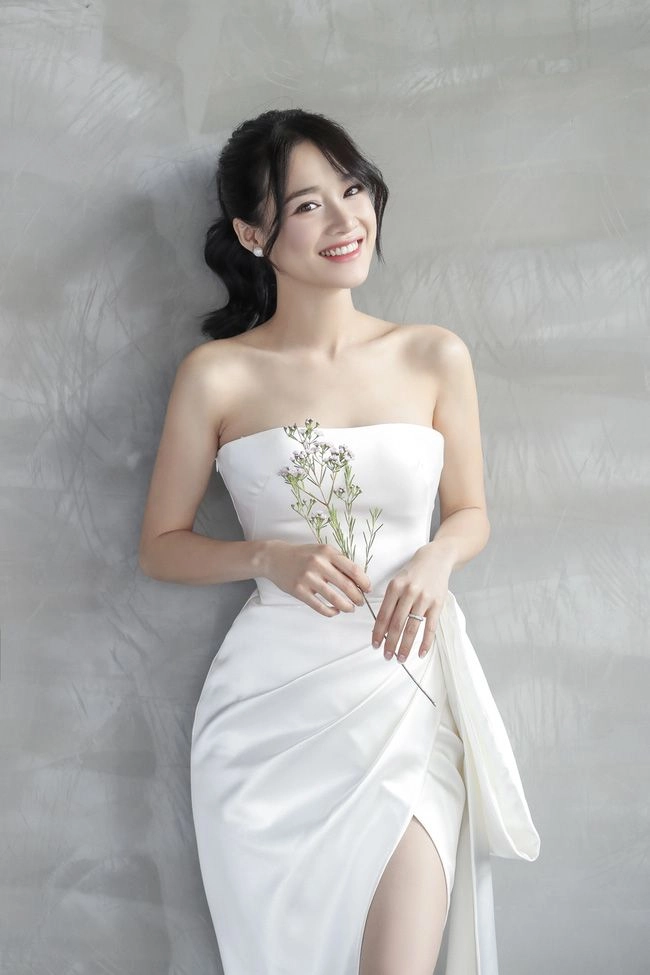Váy trắng xinh đẹp mặc định làm nổi bật vẻ đẹp thanh thoát