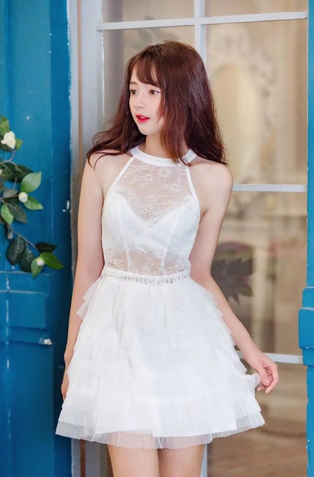 Gái xinh mặc váy trắng che mặt khiến mọi ánh nhìn ngẩn ngơ