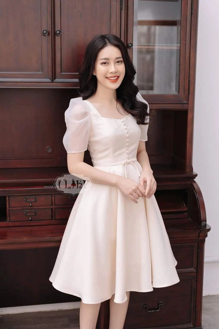 Gái xinh mặc váy trắng nhảy tạo ra không khí vui tươi, rạng rỡ