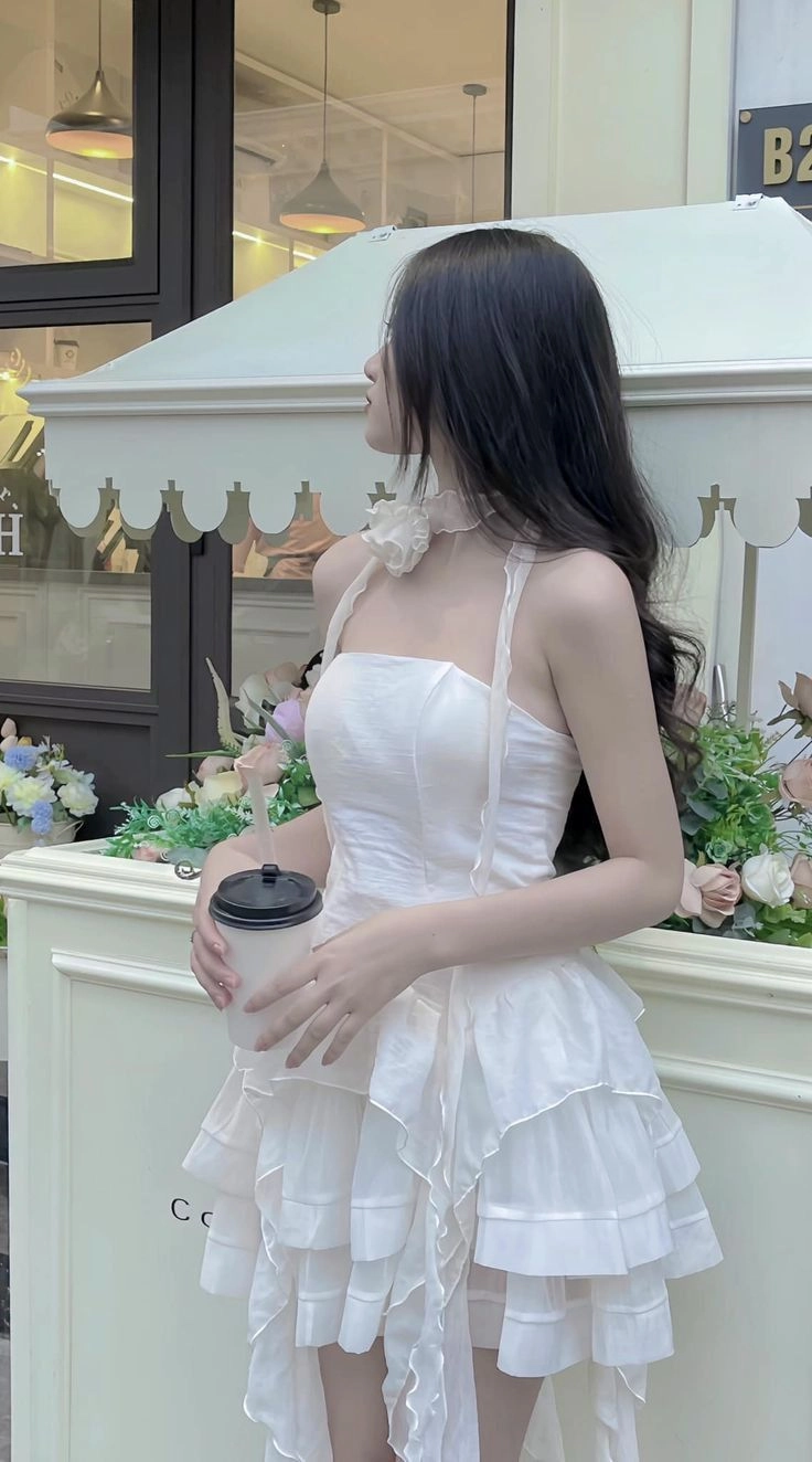 Váy trắng xinh đẹp cho nữ thể hiện vẻ đẹp thanh thoát và quyến rũ