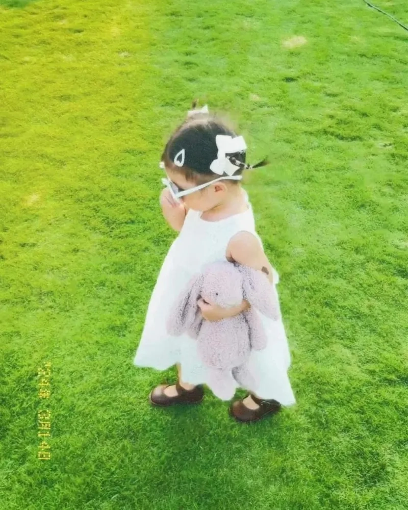 Ảnh thôi nôi bé gái gợi lên không khí vui vẻ và đầy ý nghĩa