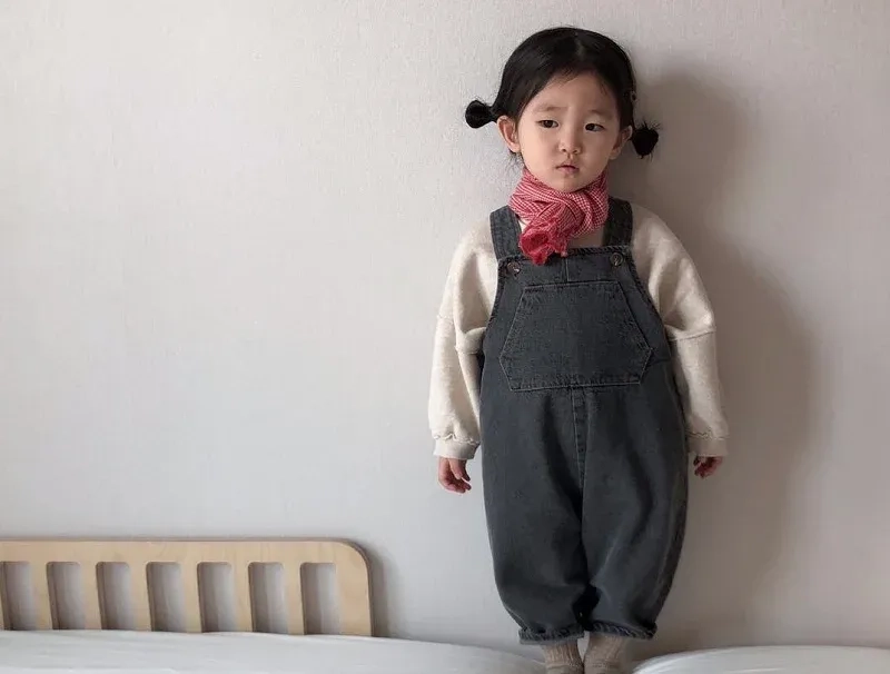 Hình ảnh em bé gái dễ thương mang đến sự vui tươi và hồn nhiên