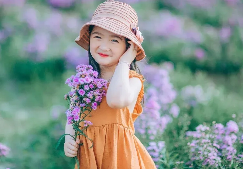 Ảnh bé gái mặc bikini chụp trong khoảnh khắc tự nhiên và vui vẻ