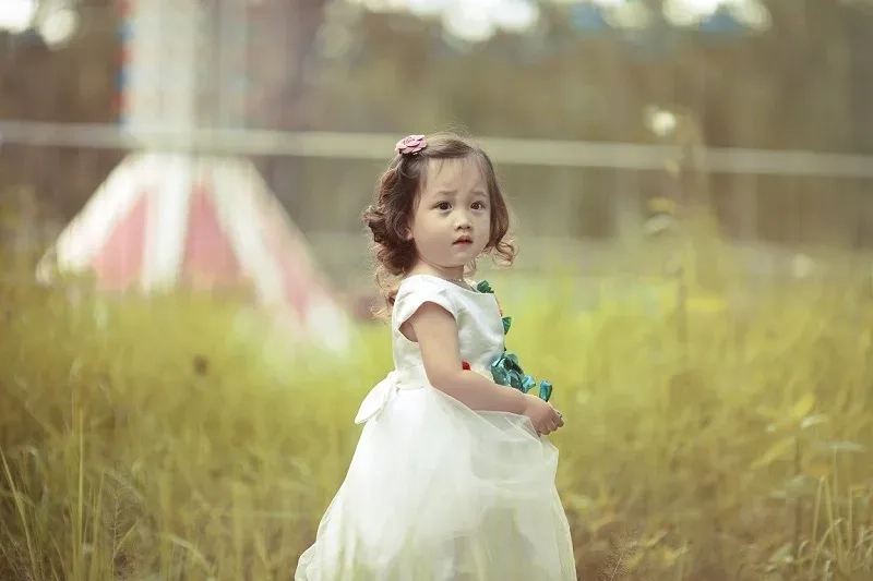 Ảnh bé gái xinh đẹp với ánh sáng dịu nhẹ, tạo nét cuốn hút nhẹ nhàng