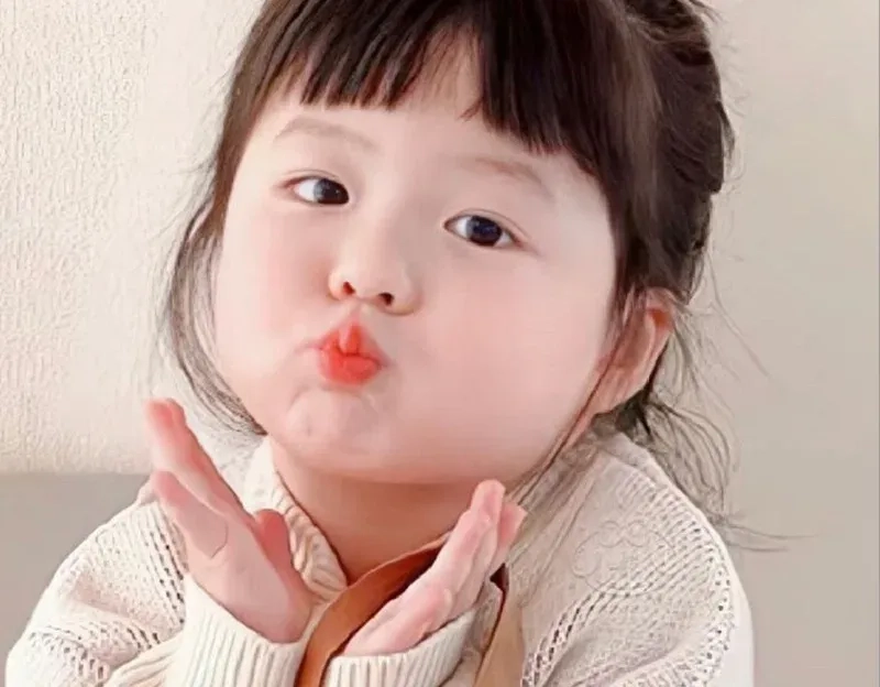 Ảnh em bé gái xinh với góc chụp tự nhiên, tràn đầy cảm xúc dễ thương