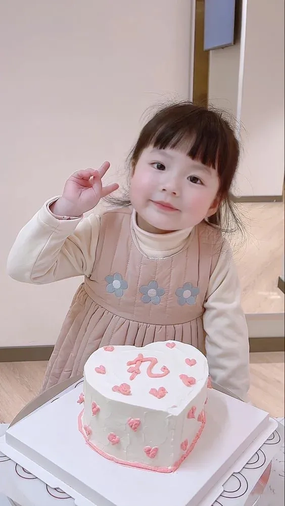 Ảnh bé gái 10 tuổi với nụ cười rạng rỡ, mang lại cảm giác ấm áp