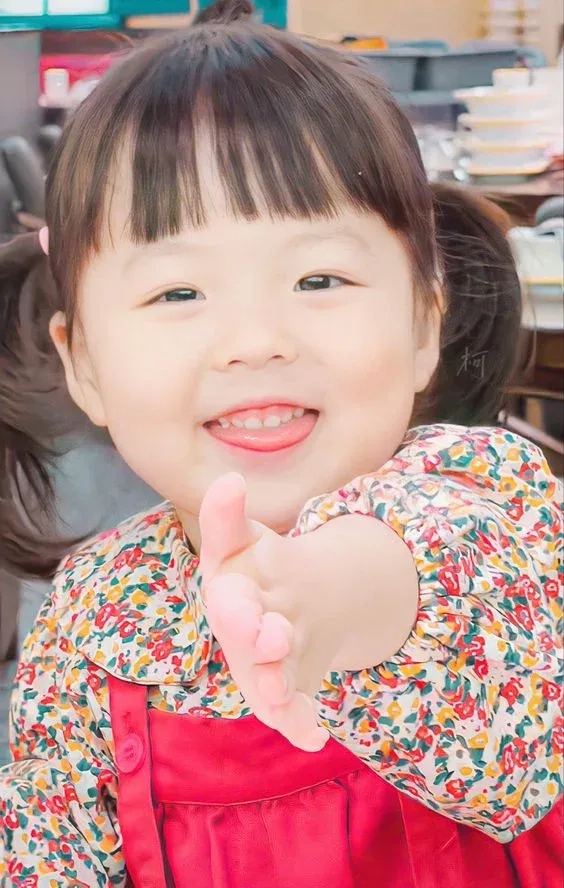 Ảnh bé gái 9 tuổi thể hiện sự hồn nhiên và nét đáng yêu tự nhiên