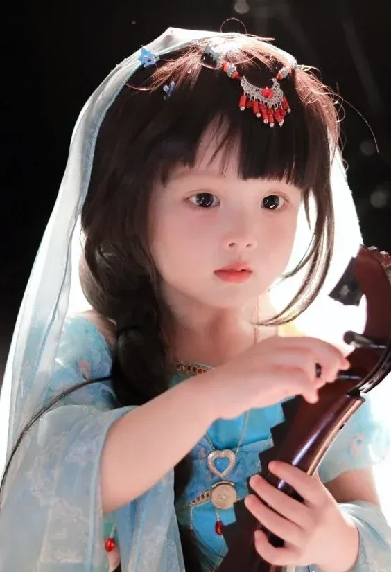 Ảnh bé gái dễ thương nhất với ánh mắt ngây thơ và tươi vui