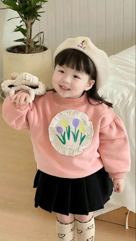 Hình ảnh bé gái đẹp với ánh sáng tự nhiên làm nổi bật vẻ trong sáng