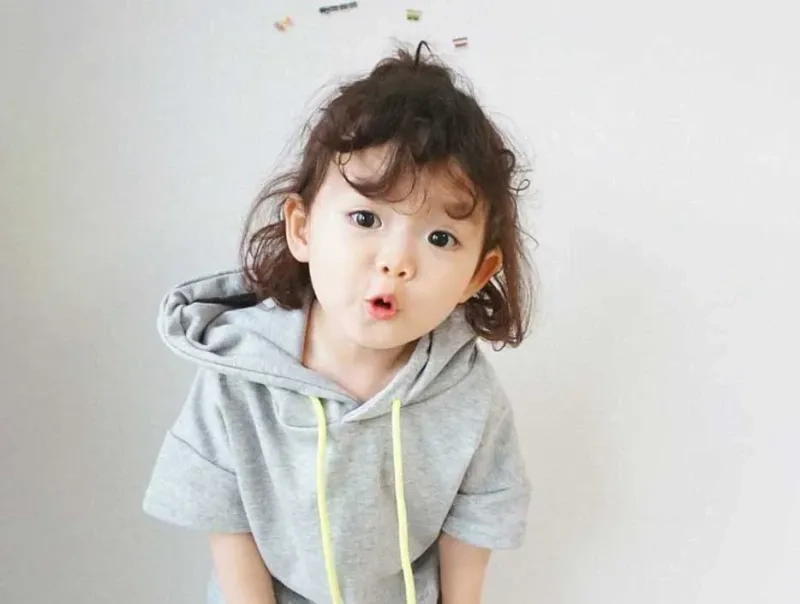 Ảnh bé gái đáng yêu Hàn Quốc với biểu cảm ngộ nghĩnh và tươi vui