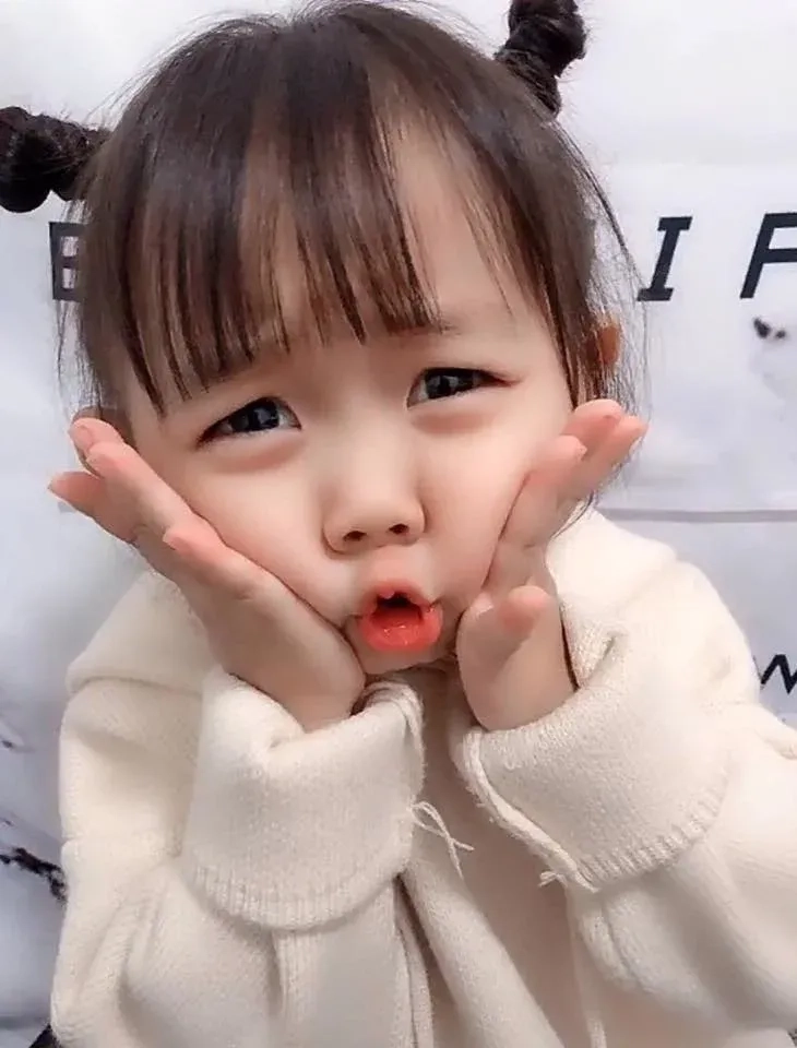 Ảnh em bé gái cute với góc chụp tạo nên sự đáng yêu đầy ấn tượng