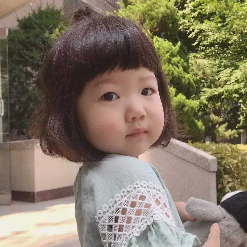 Ảnh bé gái cute Trung Quốc với nụ cười rạng rỡ và ánh mắt ngây thơ