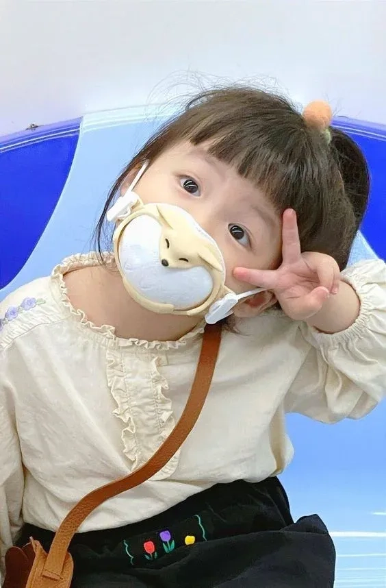 Ảnh mẹ và bé gái hoạt hình với nét vẽ dễ thương và ngộ nghĩnh