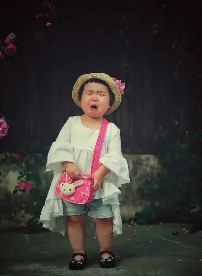 Hình ảnh bé gái béo phì với nét mặt đáng yêu và biểu cảm ngộ nghĩnh