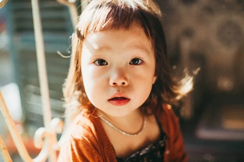 Hình ảnh bé gái cười dễ thương, mang đến cảm giác vui tươi và hồn nhiên