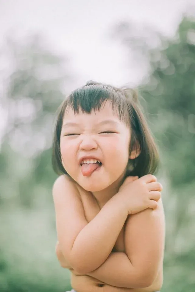 Ảnh bé gái 1 tuổi trong khoảnh khắc vui vẻ và tràn đầy hồn nhiên