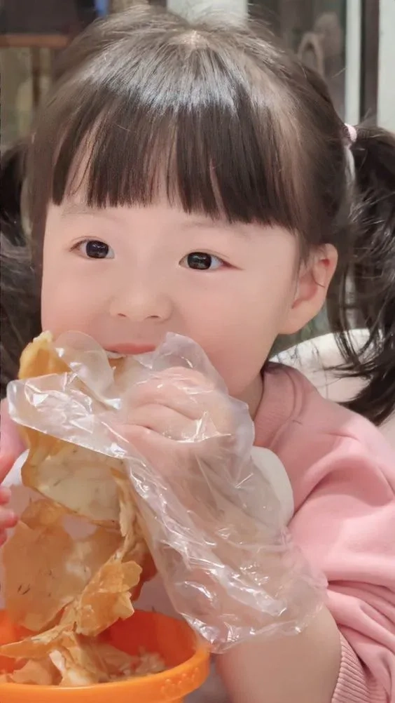 Gái Hàn Quốc ảnh em bé cute với nụ cười rạng rỡ và ánh mắt ngây thơ