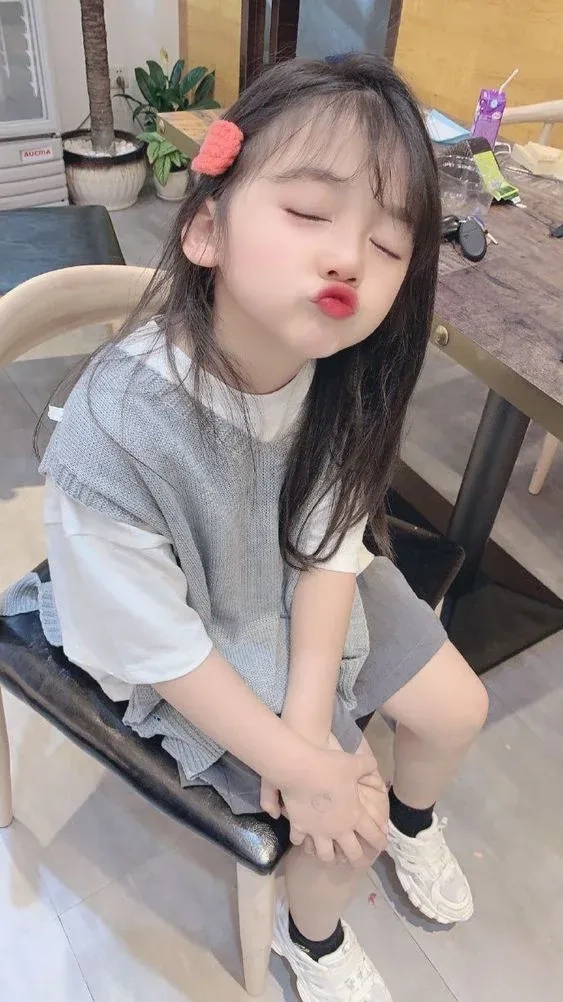 Hình ảnh bé gái sơ sinh dễ thương với biểu cảm ngộ nghĩnh đáng yêu