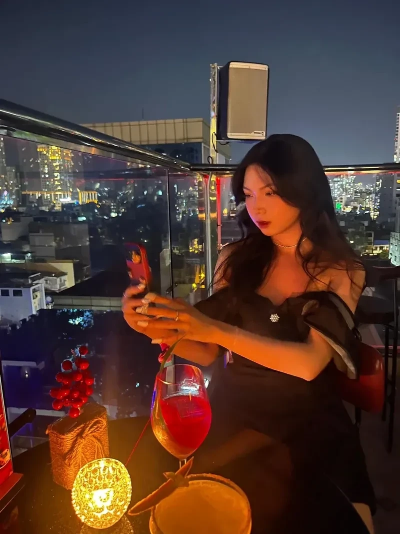 Ảnh gái 2k12 với biểu cảm cá tính mạnh thể hiện phong cách ấn tượng đặc biệt