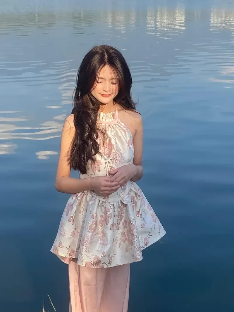 Ảnh gái 2k12 phong cách trẻ trung thể hiện sự sáng tạo và cuốn hút