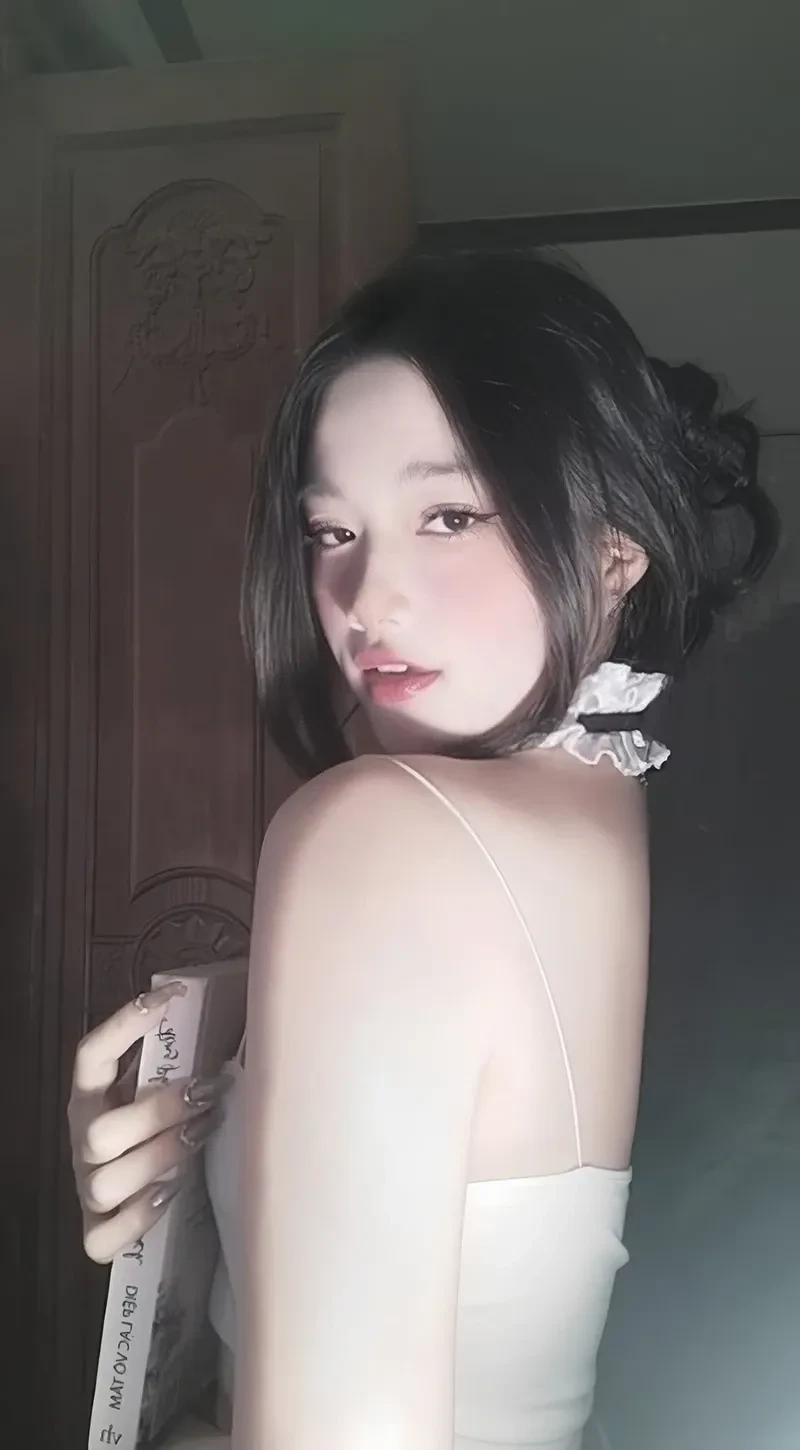 Ảnh gái 2k12 mặc đồ ngầu thể hiện phong cách tự tin và cuốn hút