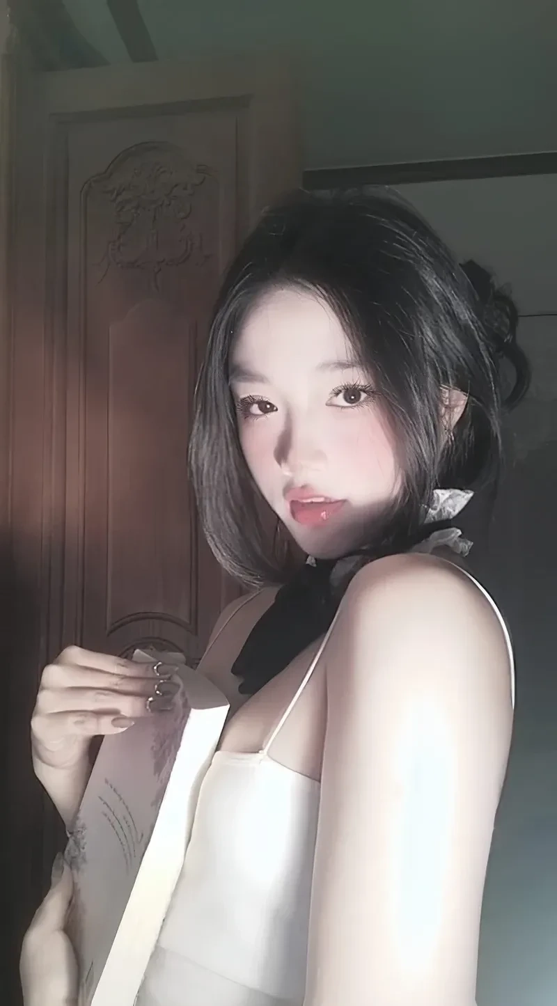 Ảnh gái 2k12 với trang phục cá tính mang nét đẹp nổi bật và mạnh mẽ