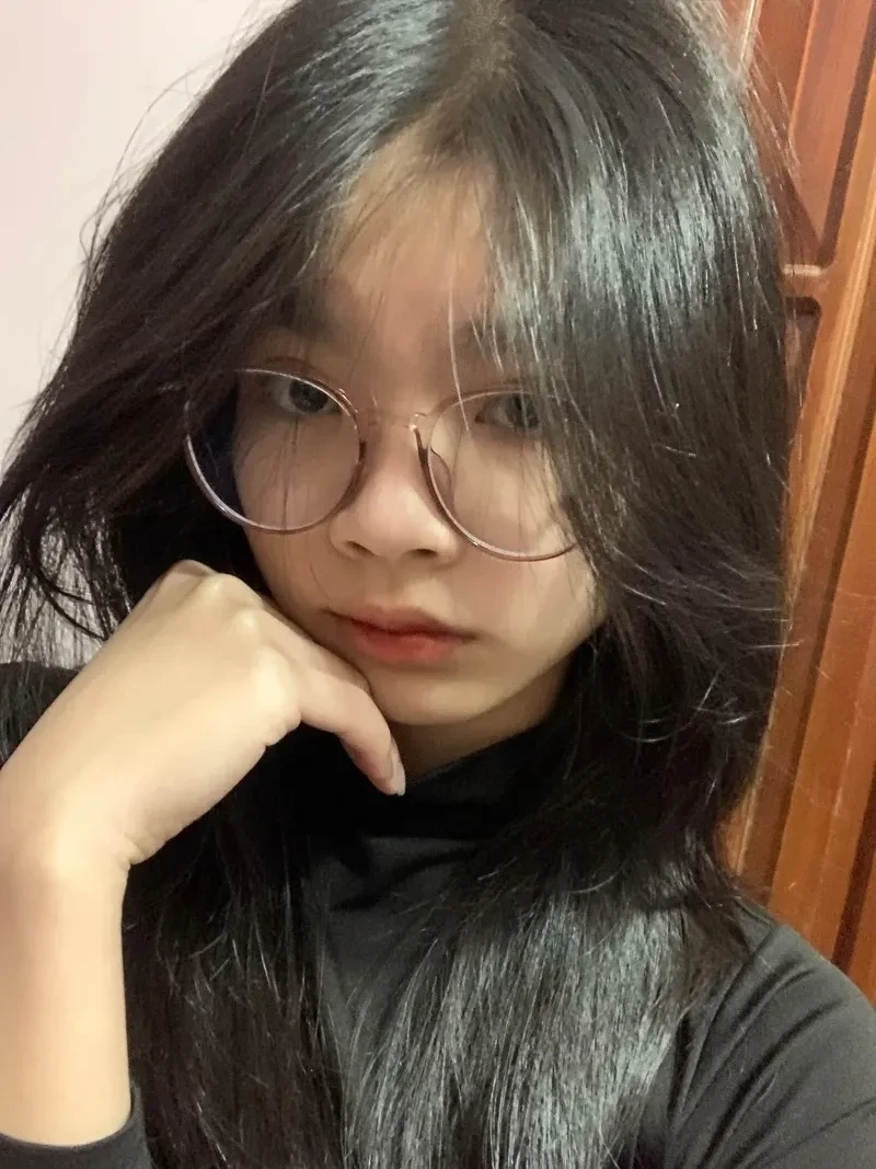 Ảnh gái 2k12 với trang phục trẻ trung thể hiện sự tự tin đầy ấn tượng