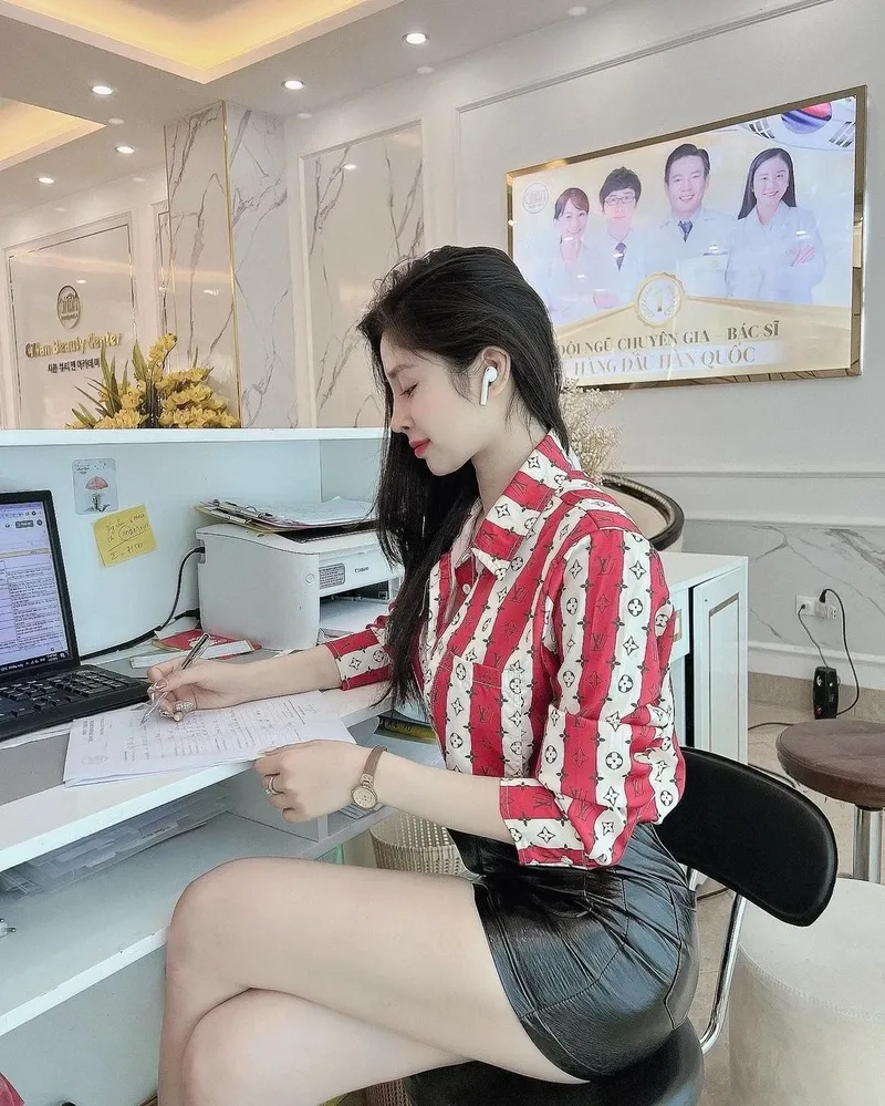 Ảnh chụp trước gương phong cách gothic thể hiện vẻ huyền bí và quyến rũ