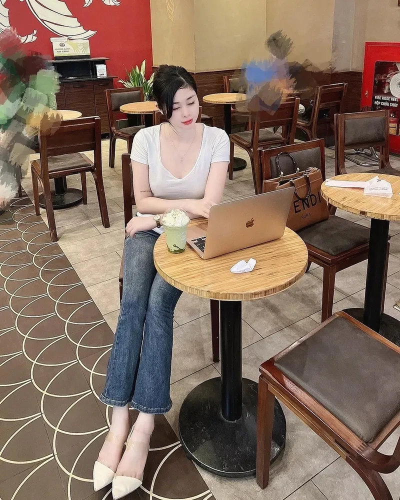 Cách chụp ảnh trước gương trong quán cà phê mang lại sự thư giãn và dễ chịu