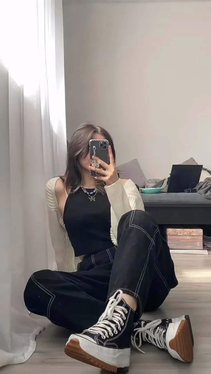 Ảnh gái chụp trước gương với áo crop top mang lại sự trẻ trung và cá tính