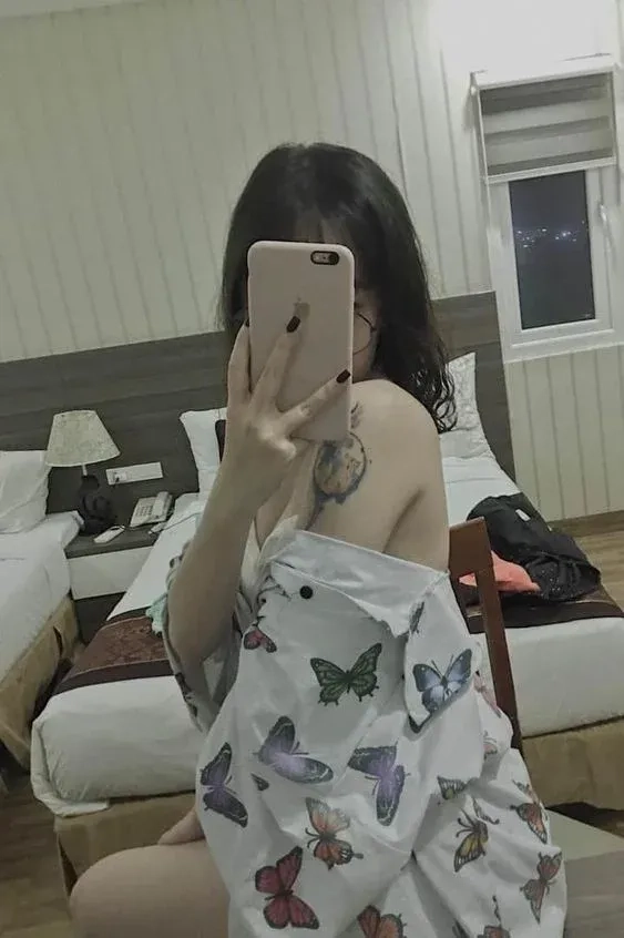 Ảnh chụp trước gương che mặt bằng mũ mang lại vẻ cá tính và phong cách