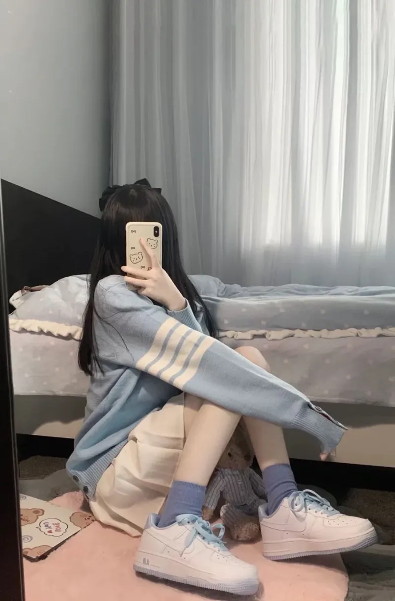 Ảnh selfie gương với ánh sáng tự nhiên tạo nên vẻ đẹp dịu dàng