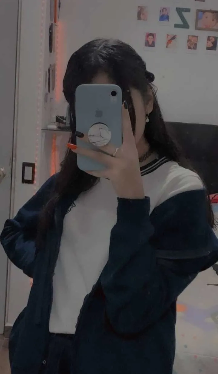 Ảnh selfie gương với ánh sáng đèn giúp tăng cường độ sáng cho ảnh