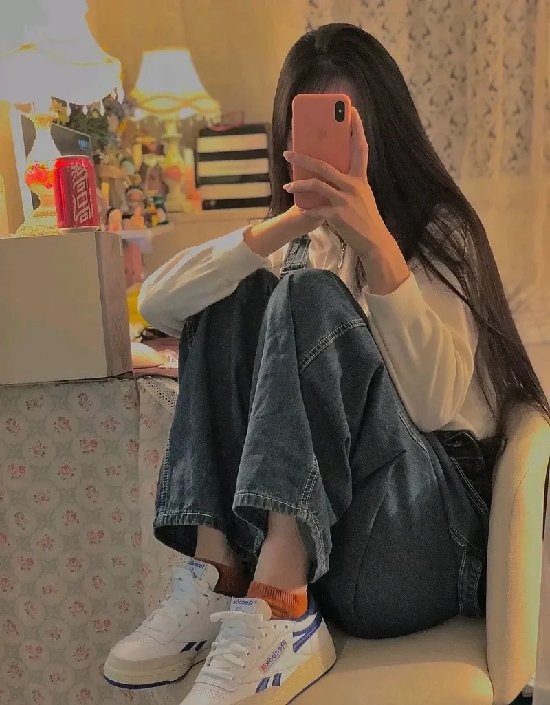 Ảnh gái dễ thương chụp trước gương mang lại cảm giác dễ mến và ngọt ngào