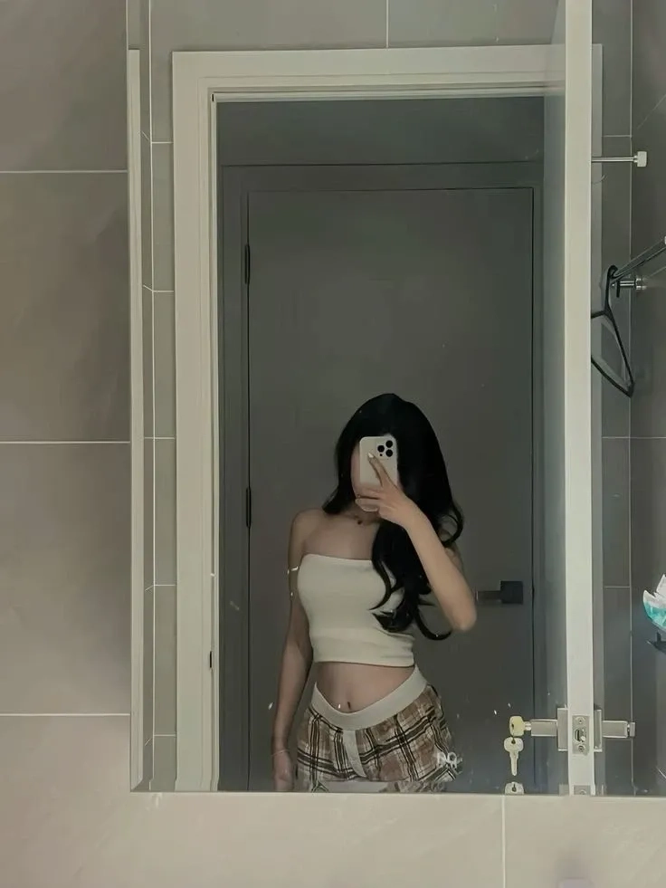 Ảnh gái sexy chụp trước gương thể hiện nét quyến rũ đầy thu hút