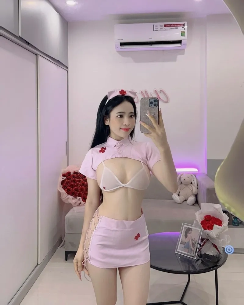 Ảnh gái đẹp mặc váy ngắn mang phong cách trẻ trung đầy nổi bật