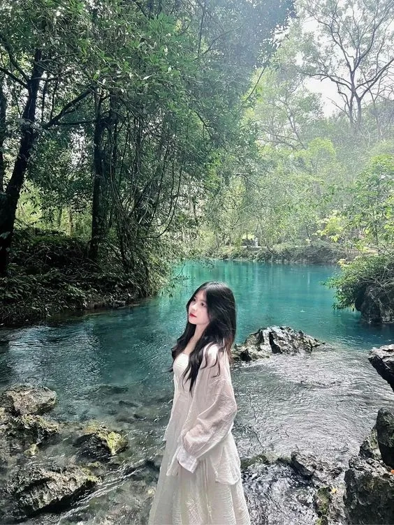 Ảnh gái xinh tóc ngắn thể hiện phong cách năng động và hiện đại