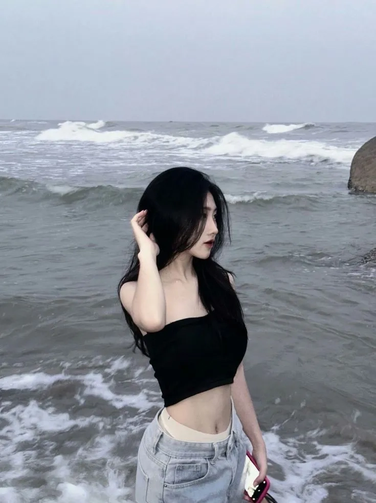 Ảnh gái xinh đeo kính tạo điểm nhấn thanh lịch và thông minh
