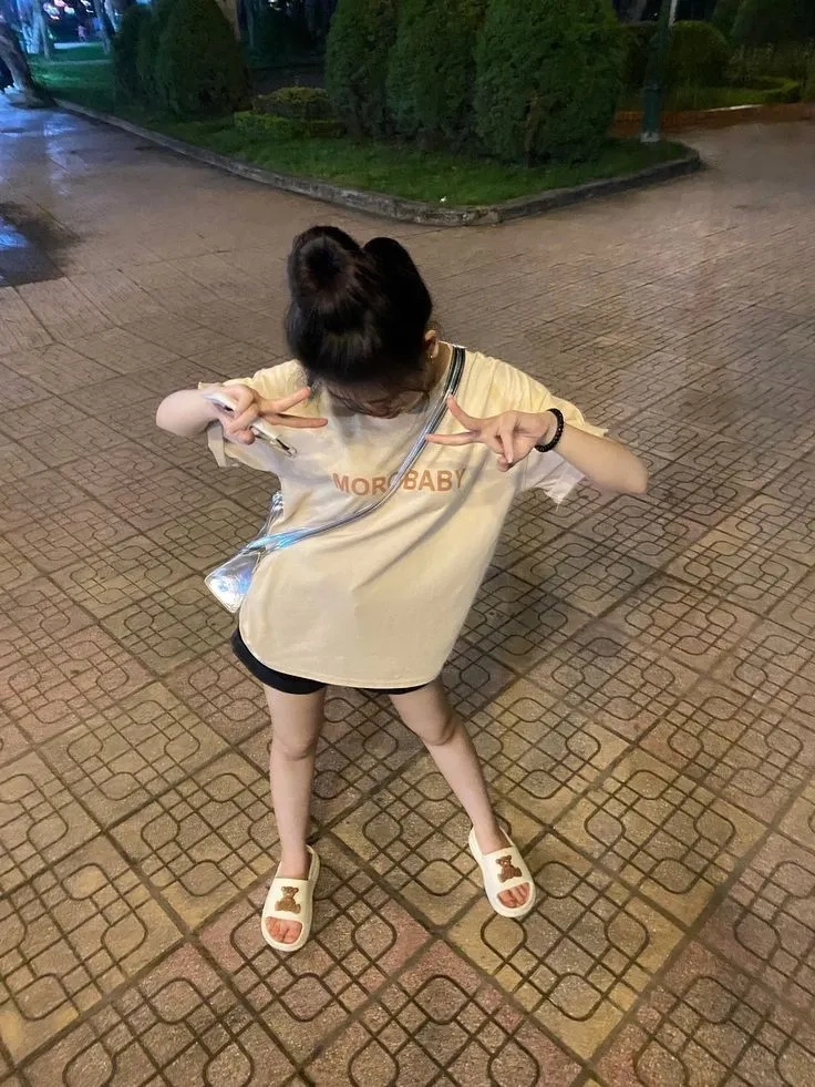 Ảnh gái xinh cười tươi với nụ cười rạng rỡ mang lại cảm giác gần gũi