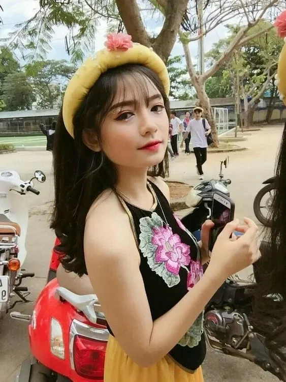 Diện áo yếm hiện đại thể hiện phong cách thời trang độc đáo và tinh tế
