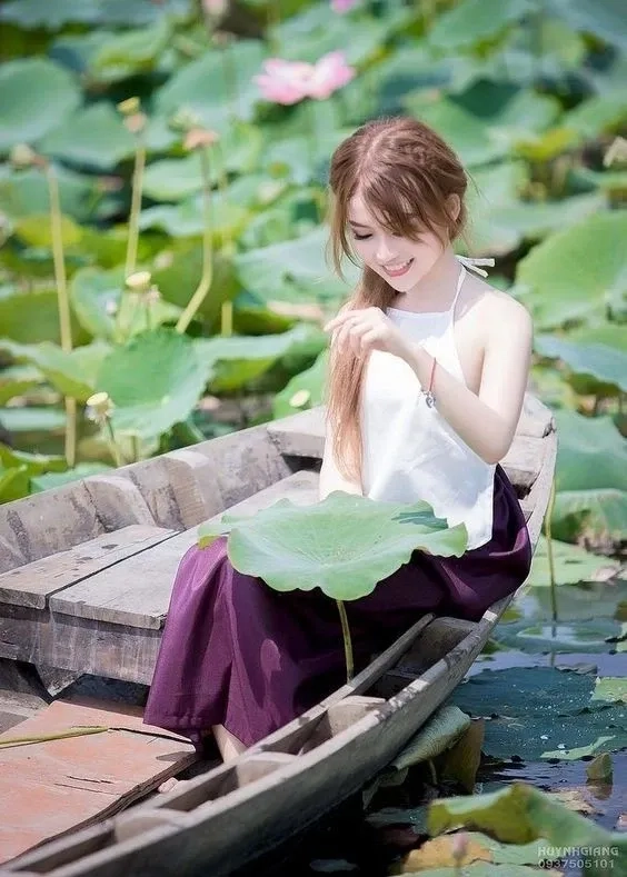 Chân dung phụ nữ Việt Nam gợi lên vẻ đẹp thanh tao và dịu dàng