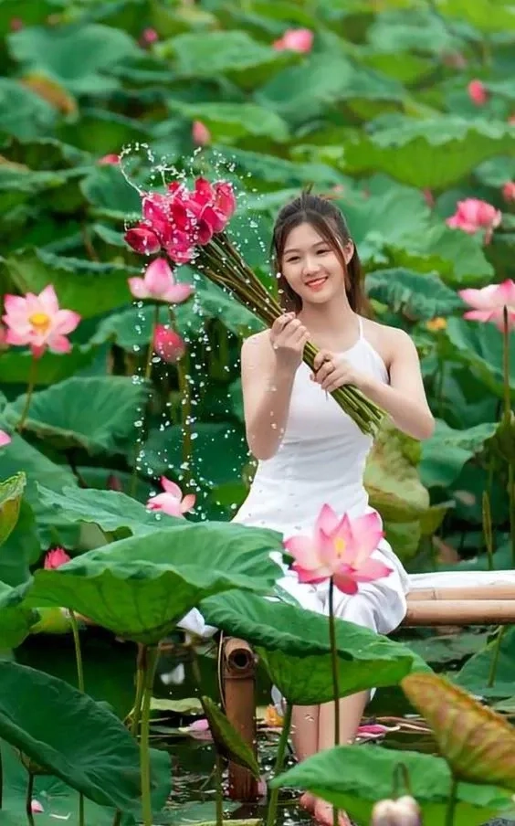 Phụ nữ Việt trong ảnh mang đến vẻ đẹp hài hòa và đầy cảm xúc