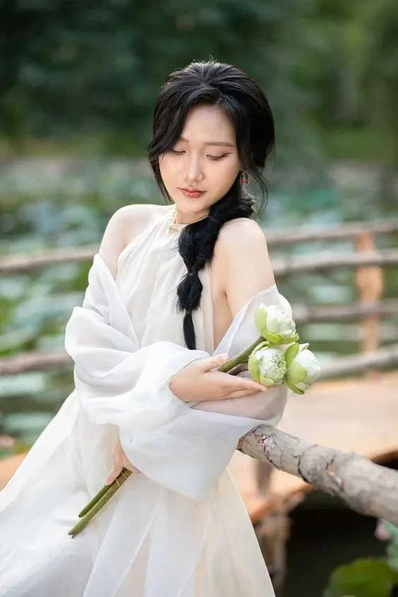 Mẹo mặc áo yếm đẹp tạo điểm nhấn ấn tượng và cuốn hút đầy tinh tế