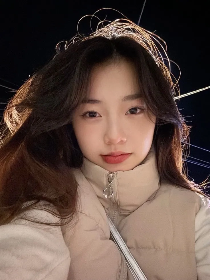 Ảnh thời trang đường phố Ulzzang thể hiện vẻ đẹp dễ thương và nổi bật