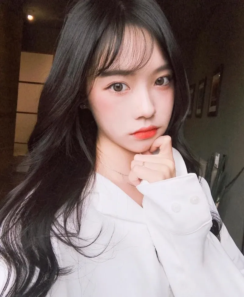 Ảnh Jang Yoon Ju thể hiện phong cách thời trang độc đáo và cá tính