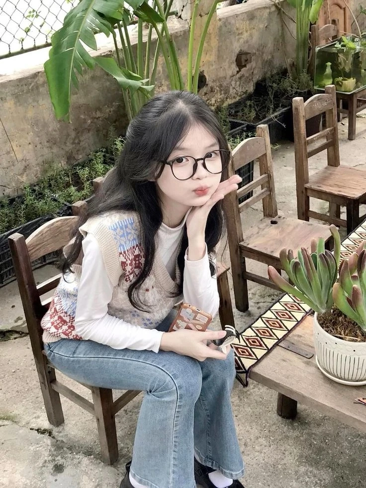 Hình thiếu nhi tham gia trò chơi đầy tinh nghịch và sáng tạo