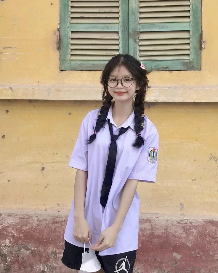 Hình thiếu nhi vẽ tranh với sự sáng tạo không giới hạn