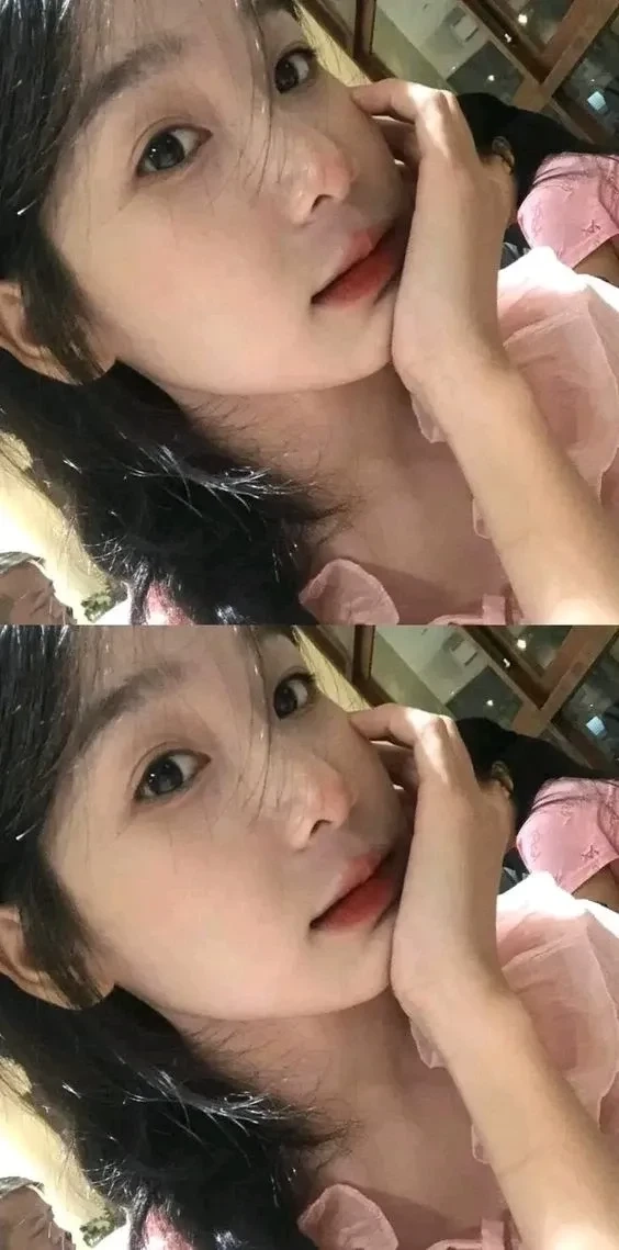 Ảnh bé gái lớp 5 chụp ảnh kỷ yếu với nụ cười thật tươi