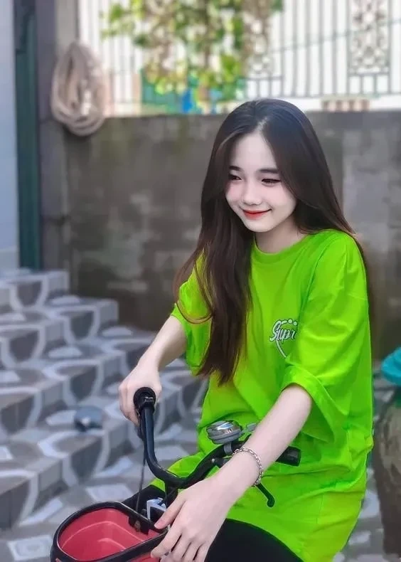 Hình học sinh chơi thể thao với niềm vui và năng lượng tích cực