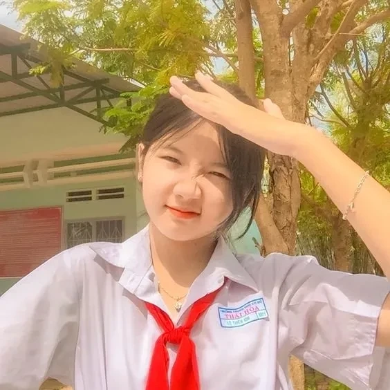 Hình bé gái vui vẻ trong không khí tràn đầy niềm vui